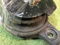 Soporte del motor izquierdo SUBARU LEGACY OEM 41022AG120 BP5 2004 EJ20Y