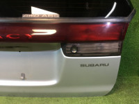 Embellecedor entre los pilotos traseros SUBARU LEGACY OEM 84251AC090 BG5 1997