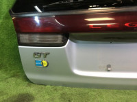 Embellecedor entre los pilotos traseros SUBARU LEGACY OEM 84251AC090 BG5 1997