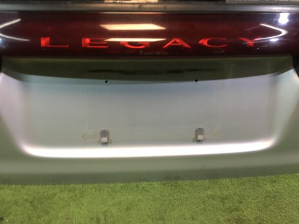 Embellecedor entre los pilotos traseros SUBARU LEGACY OEM 84251AC090 BG5 1997