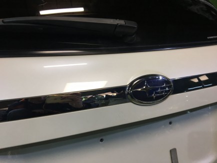 Embellecedor entre los pilotos traseros SUBARU LEGACY OEM 91710AG000WU BP5   BPE BPH  BP9 2006
