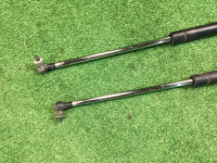 Амортизаторы крышки багажника SUBARU LANCASTER OEM 63260AE020, 63260AE030 BH9 BHE BH5 1998 Beige 8L5