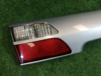 Embellecedor entre los pilotos traseros SUBARU LEGACY OEM 84251AE000 BH5 BHE BH9 1998