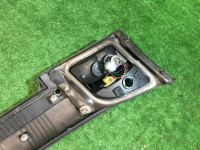 Embellecedor entre los pilotos traseros SUBARU LEGACY OEM 84251AE000 BH5 BHE BH9 1998