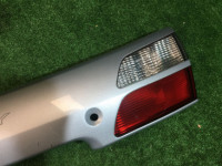 Embellecedor entre los pilotos traseros SUBARU LEGACY OEM 84251AE000 BH5 BHE BH9 1998