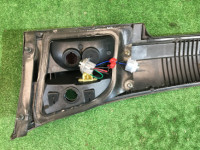 Embellecedor entre los pilotos traseros SUBARU LEGACY OEM 84251AE000 BH5 BHE BH9 1998