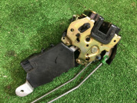 Замок двери задний левый SUBARU LANCASTER OEM 61035AE010 BHE 2001 Silver 1U2