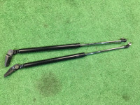 Амортизаторы крышки багажника SUBARU LANCASTER OEM 63260AE020, 63260AE030 BHE BH9 BH5 1999 white / grey 8K2