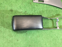 手套箱与扶手 SUBARU LANCASTER OEM 92111AE010AC BHE BH9 BH5 1999 white / grey 8K2