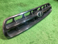 Решетка радиатора SUBARU LANCASTER OEM 91121AE020 BHE BH9 1999 white / grey 8K2