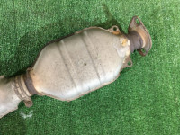 Средняя часть глушителя SUBARU LANCASTER OEM 44300AE120 BH9 BE9 1998 EJ254