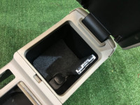 Guantera y reposabrazos SUBARU LEGACY OEM 92111AG060WA BLE BPE 2004 grey 45A
