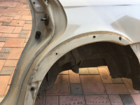 Aleta trasera izquierda SUBARU LANCASTER OEM 51410AE150 BH9 1998 beige 8L5