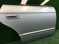 Porta traseira direita SUBARU LEGACY OEM 60400AE240 60400AE400 60400AE140 BE5 2000 Silver 792