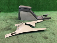 Бардачок подлокотник кожа 92111AE030AD, 66150AE020DG, 92132AE000DG SUBARU LANCASTER
