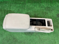 ช่องเก็บของและที่วางแขน кожа 92111AG040WA SUBARU OUTBACK