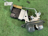 Fecho da porta da bagageira SUBARU LEGACY OEM 63032AE020 BHE 2002 White 51E, 96H