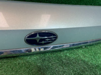 Embellecedor entre los pilotos traseros Накладка пятой двери SUBARU OUTBACK OEM 84261AG040GA BPE 2004