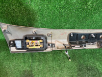 Embellecedor entre los pilotos traseros Накладка пятой двери SUBARU OUTBACK OEM 84261AG040GA BPE 2004