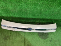 Вставка между стопов Накладка пятой двери 91710AG000LE SUBARU LEGACY