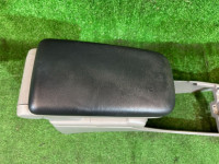 Porta-luvas e apoio de braço SUBARU FORESTER OEM 92113FE100ND SG5 2007 WHITE 51E