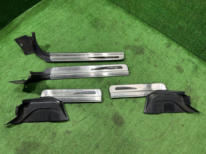 Накладки на пороги BEE