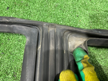 Уплотнитель дверей правый