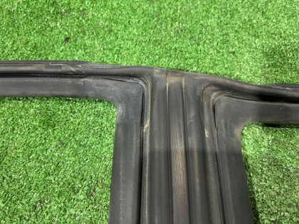 Уплотнитель дверей правый