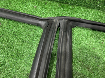 Уплотнитель дверей левый