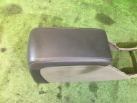 Guantera y reposabrazos SUBARU LANCASTER OEM 92111AE010AD BHE 2002 white pearl 07C