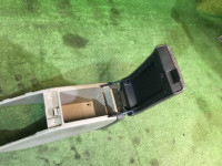 Guantera y reposabrazos SUBARU LANCASTER OEM 92111AE010AD BHE 2002 white pearl 07C