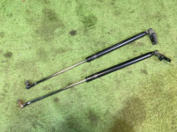 Амортизаторы пятой двери SUBARU LANCASTER OEM 63260AE020 63260AE030 BH9 1998 Beige 8L5