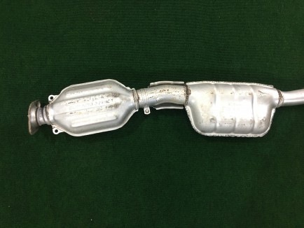 Средняя часть глушителя SUBARU LANCASTER OEM 44200AE050 44200AE051 BH9 2001 EJ254