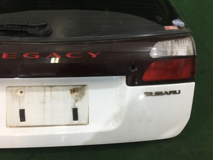Portón trasero SUBARU LANCASTER OEM 60800AE040 BHE 2000 white / grey 0U4