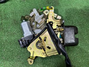 Замок пятой двери с доводчиком SUBARU OUTBACK OEM 63031AG000 BPE 2004 SILVER 39D, 3K3