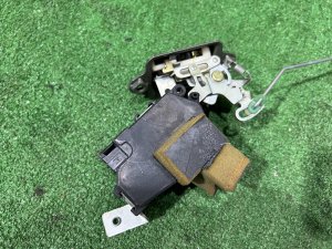 Замок пятой двери SUBARU LEGACY LANCASTER OEM 63032AE020 BH9 2001 SILVER/GREY 1U2