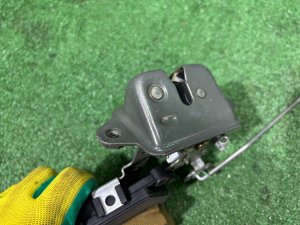 Замок пятой двери SUBARU LEGACY LANCASTER OEM 63032AE020 BH9 2001 SILVER/GREY 1U2