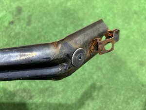 Крепление переднего бампера левое SUBARU LEGACY LANCASTER OEM 57707AE240 BHE 2001 SILVER/GREY 1U2