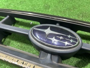 Rejilla del radiador SUBARU LEGACY LANCASTER OEM 91121AE260 BHE 2001 SILVER/GREY 1U2