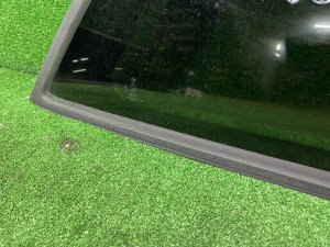 Стекло багажника правое целый молдинг SUBARU LEGACY LANCASTER OEM 65210AE250NB BHE 2001