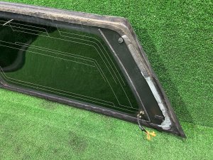 Стекло багажника правое целый молдинг SUBARU LEGACY LANCASTER OEM 65210AE250NB BHE 2001