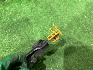 Держатель палки капота SUBARU LEGACY LANCASTER OEM 57255AE010 BHE 2001 SILVER/GREY 1U2