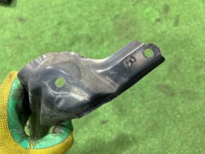 Крепление переднего бампера правое SUBARU LEGACY LANCASTER OEM 57707AE230 BHE 2001 SILVER/GREY 1U2