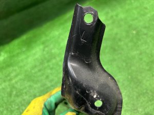 Крепление переднего бампера левое SUBARU LEGACY LANCASTER OEM 57707AE240 BHE 2002 SILVER/GREY 1U2