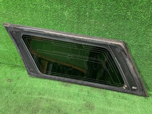 Стекло багажника правое целый молдинг SUBARU LEGACY LANCASTER OEM 65210AE250NB BHE 2002