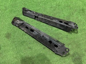 Балка передняя Правая и левая 5110712010 5110812010 TOYOTA PRIUS