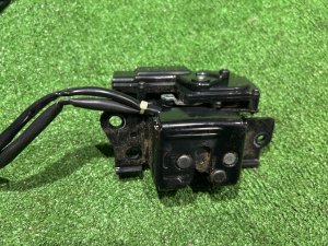 Замок пятой двери TOYOTA PRIUS OEM 6935047040 ZVW30 2012 SILVER 1F7