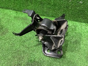 Подушка двс левая 1237237110 TOYOTA PRIUS