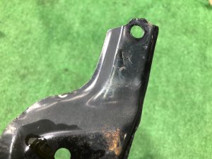 Крепление переднего бампера правое SUBARU LEGACY OEM 57707AE120 BH5 2000 BLUE 95H