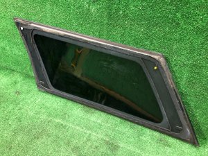 Стекло багажника правое целый молдинг SUBARU LEGACY OEM 65210AE040NB BH5 2000